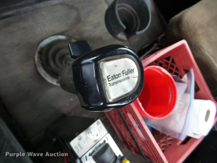 image for item J8608 1993 Freightliner FLD112 semi truck