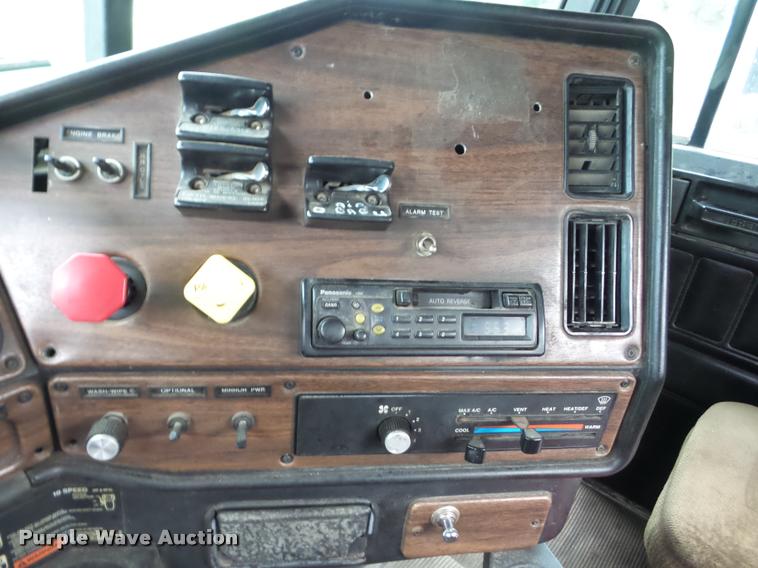 image for item J8608 1993 Freightliner FLD112 semi truck