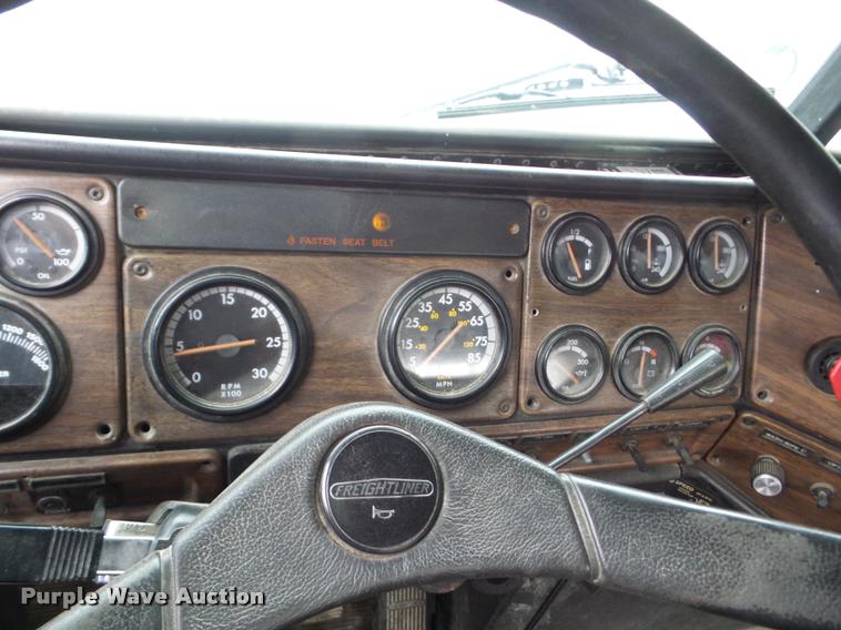 image for item J8608 1993 Freightliner FLD112 semi truck