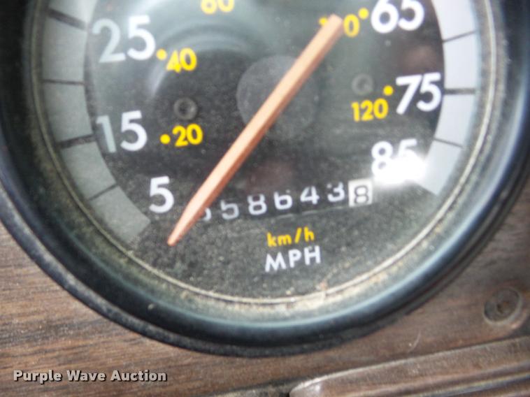 image for item J8608 1993 Freightliner FLD112 semi truck