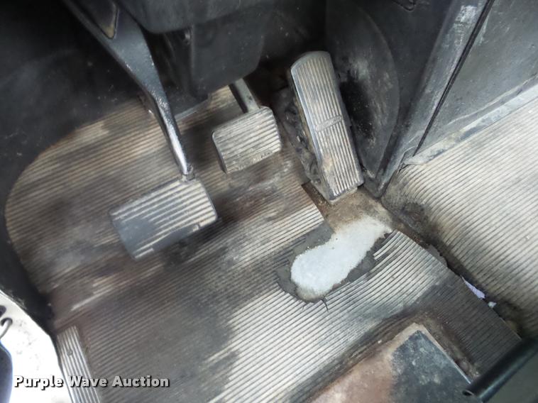 image for item J8608 1993 Freightliner FLD112 semi truck