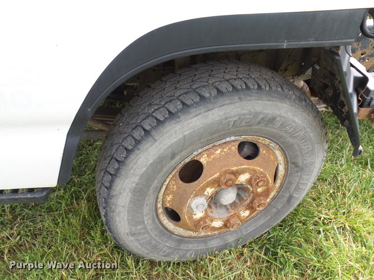 image for item BS9492 2006 Isuzu NPR truck cab and chassis