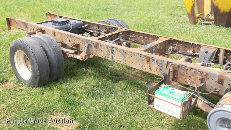 image for item BS9492 2006 Isuzu NPR truck cab and chassis