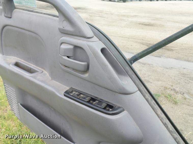 image for item BS9492 2006 Isuzu NPR truck cab and chassis