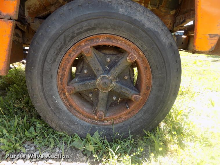 image for item DC4981 1972 Ford dump truck