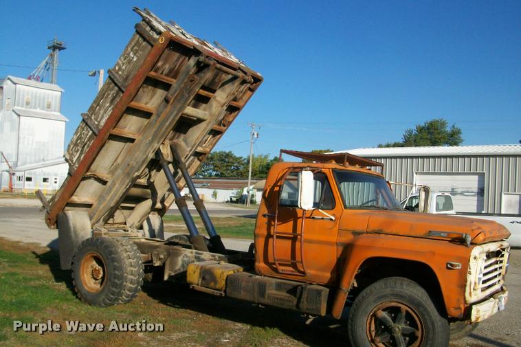 image for item DC4981 1972 Ford dump truck