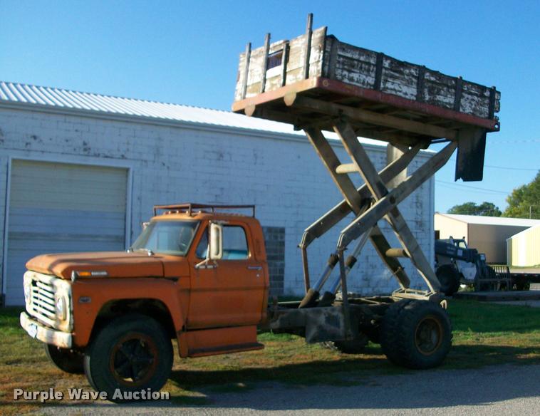image for item DC4981 1972 Ford dump truck