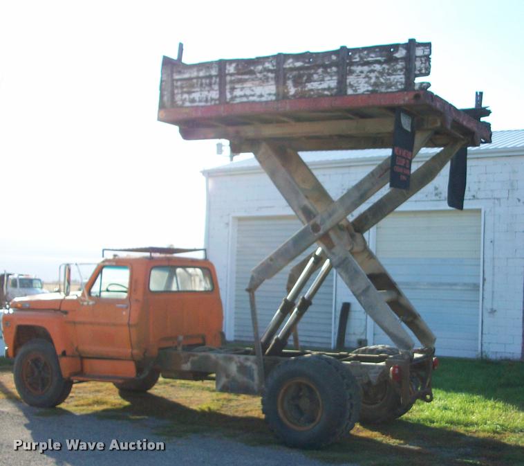 image for item DC4981 1972 Ford dump truck