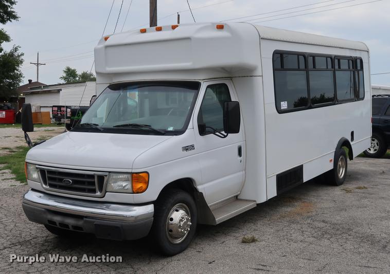 image for item DD1693 2004 Ford E450 shuttle bus