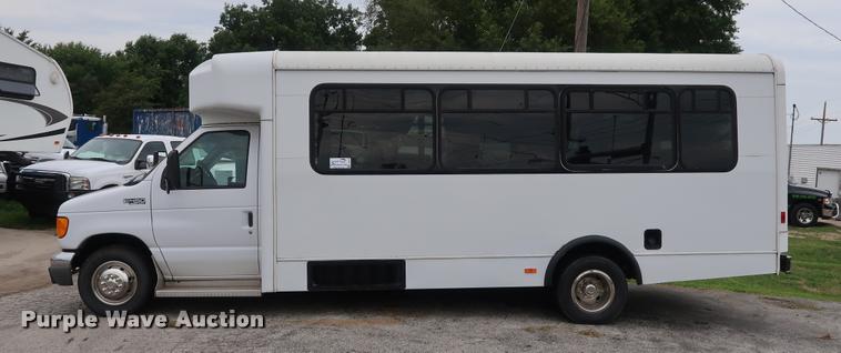 image for item DD1693 2004 Ford E450 shuttle bus