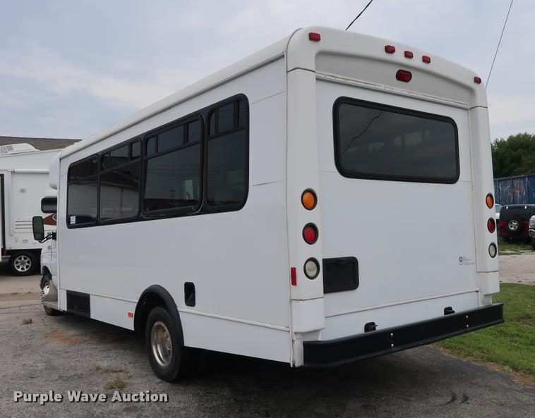 image for item DD1693 2004 Ford E450 shuttle bus