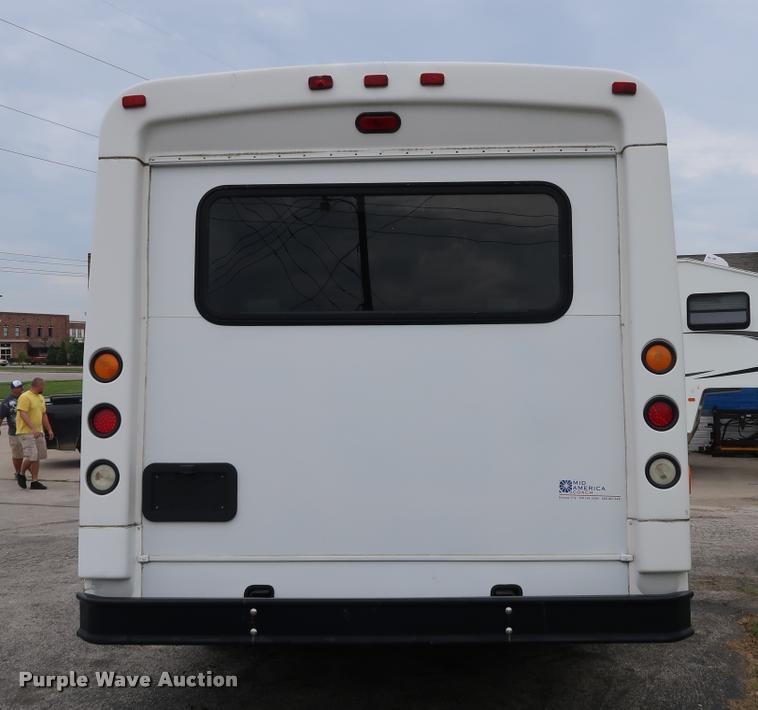 image for item DD1693 2004 Ford E450 shuttle bus