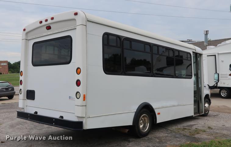 image for item DD1693 2004 Ford E450 shuttle bus