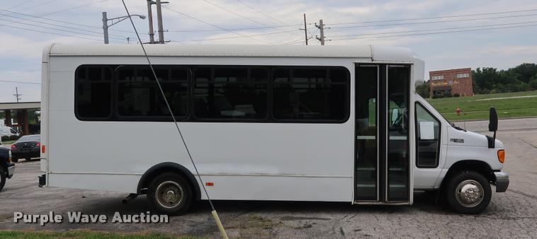 image for item DD1693 2004 Ford E450 shuttle bus