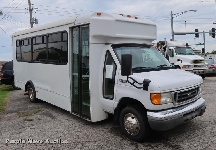 image for item DD1693 2004 Ford E450 shuttle bus