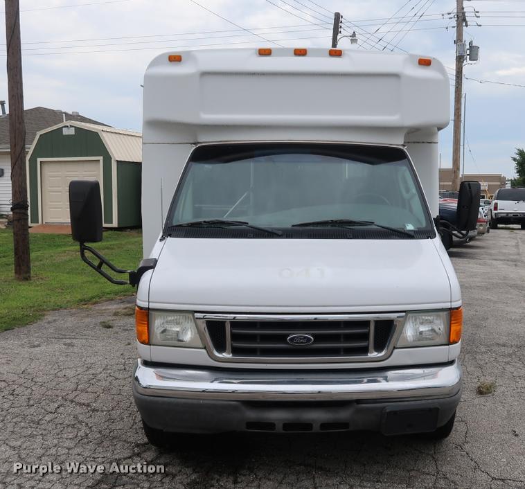 image for item DD1693 2004 Ford E450 shuttle bus