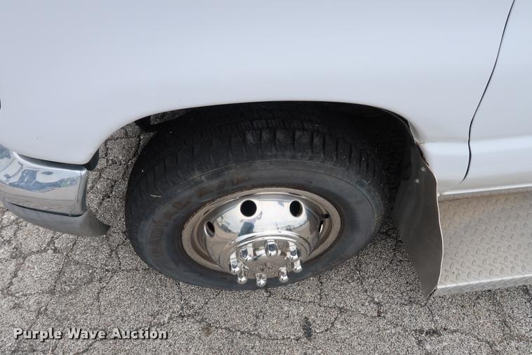 image for item DD1693 2004 Ford E450 shuttle bus