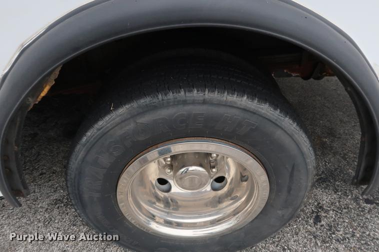 image for item DD1693 2004 Ford E450 shuttle bus