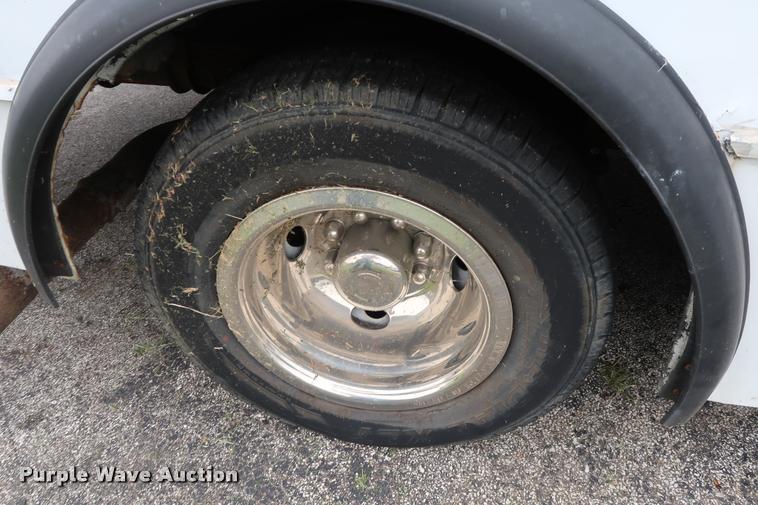 image for item DD1693 2004 Ford E450 shuttle bus