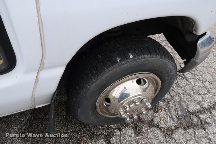 image for item DD1693 2004 Ford E450 shuttle bus