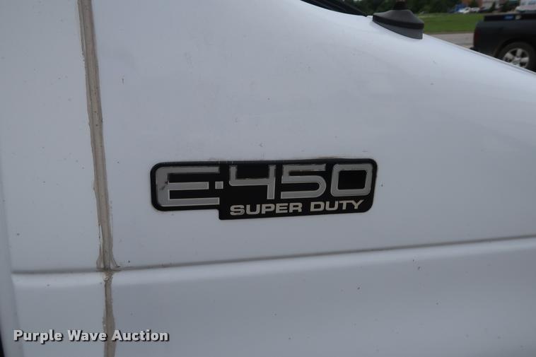 image for item DD1693 2004 Ford E450 shuttle bus