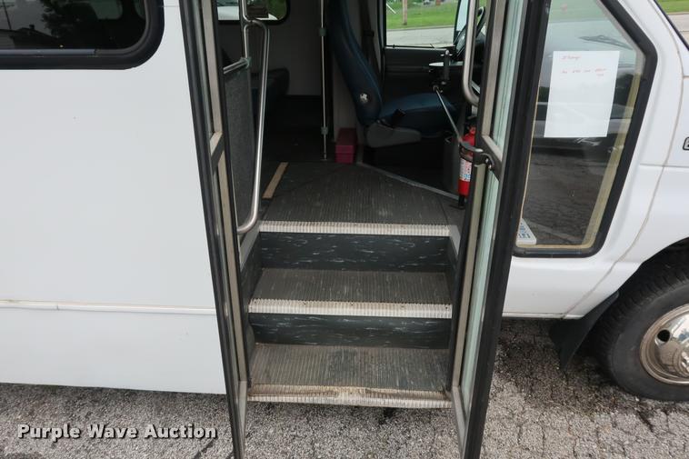 image for item DD1693 2004 Ford E450 shuttle bus