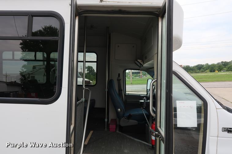 image for item DD1693 2004 Ford E450 shuttle bus