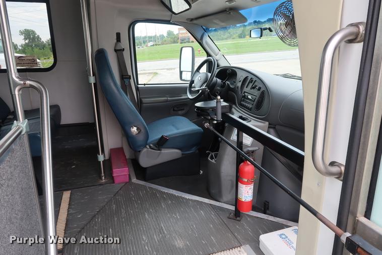 image for item DD1693 2004 Ford E450 shuttle bus