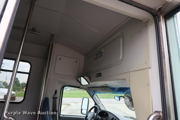 image for item DD1693 2004 Ford E450 shuttle bus