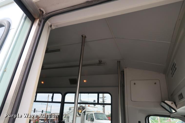 image for item DD1693 2004 Ford E450 shuttle bus