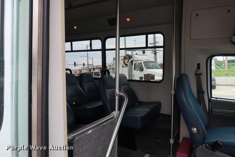 image for item DD1693 2004 Ford E450 shuttle bus