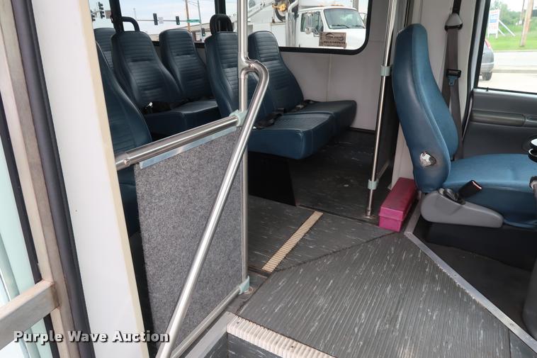 image for item DD1693 2004 Ford E450 shuttle bus