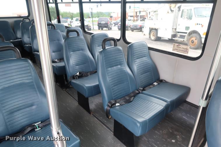 image for item DD1693 2004 Ford E450 shuttle bus
