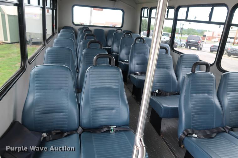 image for item DD1693 2004 Ford E450 shuttle bus