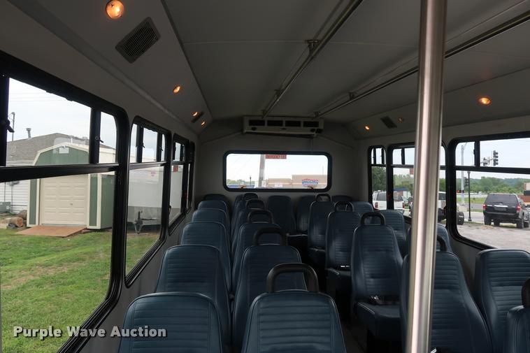 image for item DD1693 2004 Ford E450 shuttle bus
