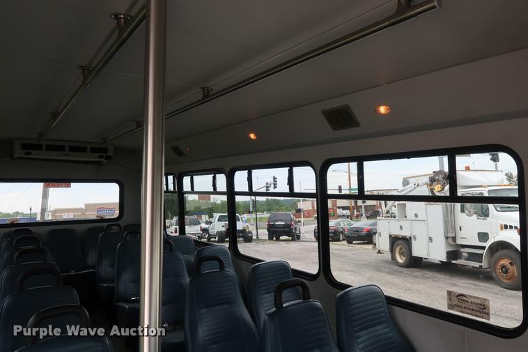 image for item DD1693 2004 Ford E450 shuttle bus