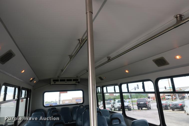 image for item DD1693 2004 Ford E450 shuttle bus