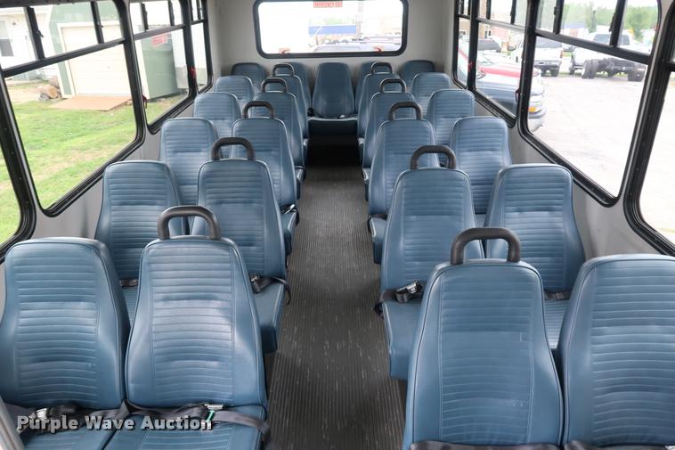 image for item DD1693 2004 Ford E450 shuttle bus