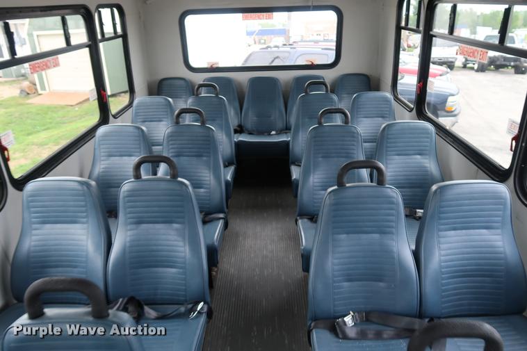 image for item DD1693 2004 Ford E450 shuttle bus