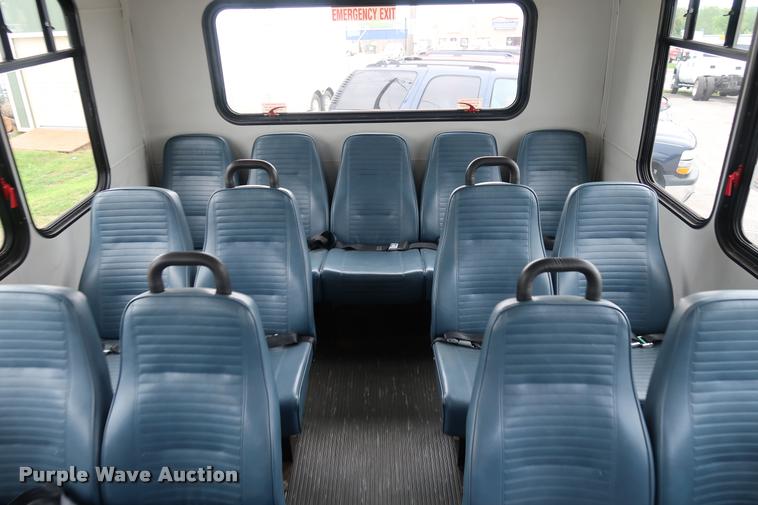 image for item DD1693 2004 Ford E450 shuttle bus