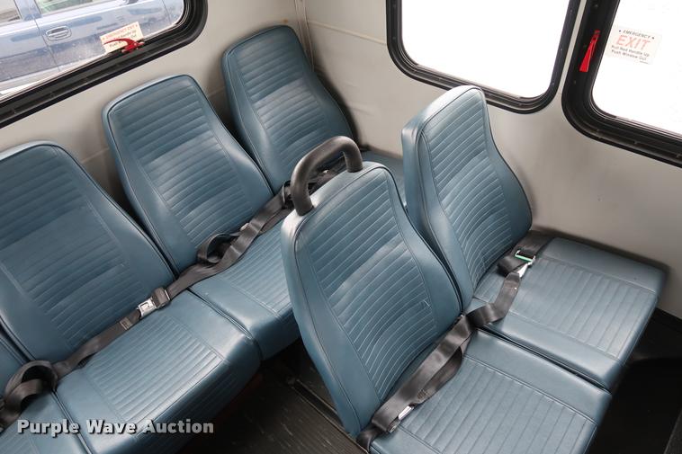 image for item DD1693 2004 Ford E450 shuttle bus