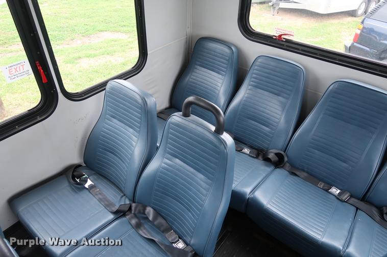 image for item DD1693 2004 Ford E450 shuttle bus