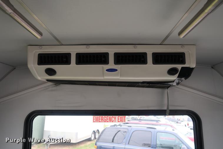 image for item DD1693 2004 Ford E450 shuttle bus