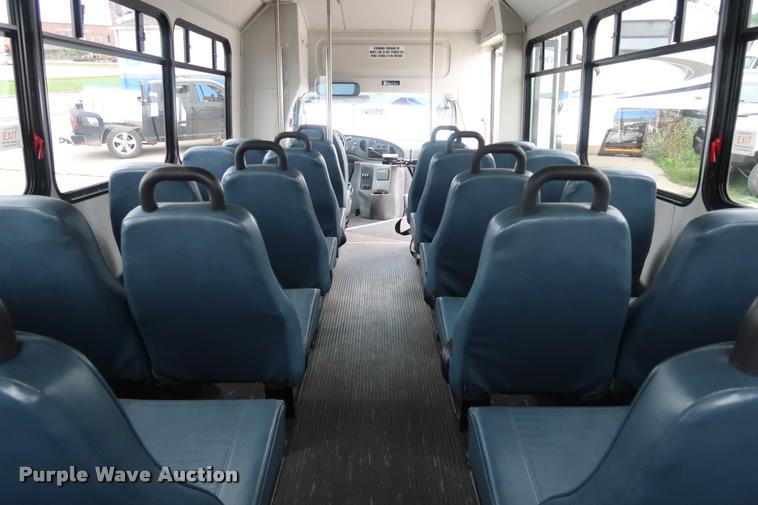 image for item DD1693 2004 Ford E450 shuttle bus