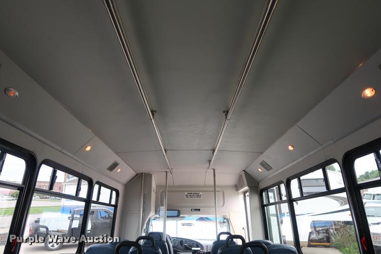 image for item DD1693 2004 Ford E450 shuttle bus
