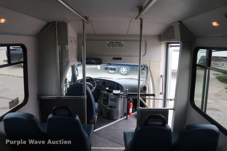 image for item DD1693 2004 Ford E450 shuttle bus