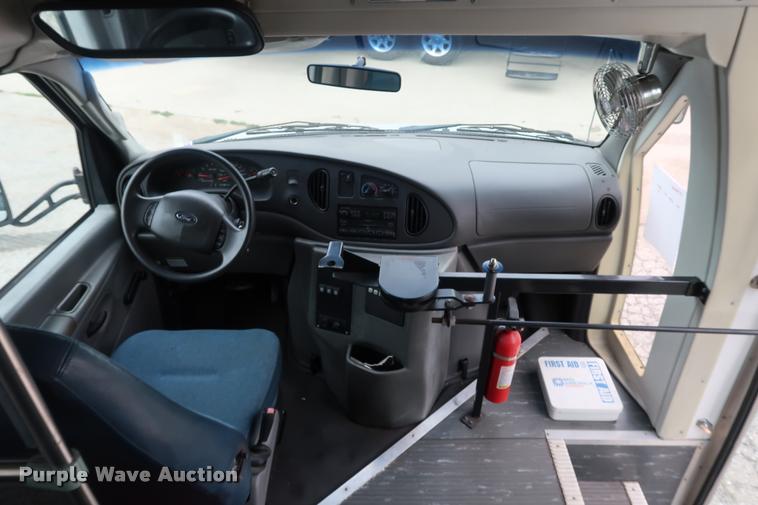 image for item DD1693 2004 Ford E450 shuttle bus