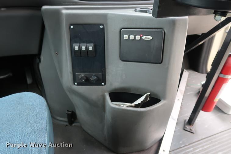 image for item DD1693 2004 Ford E450 shuttle bus