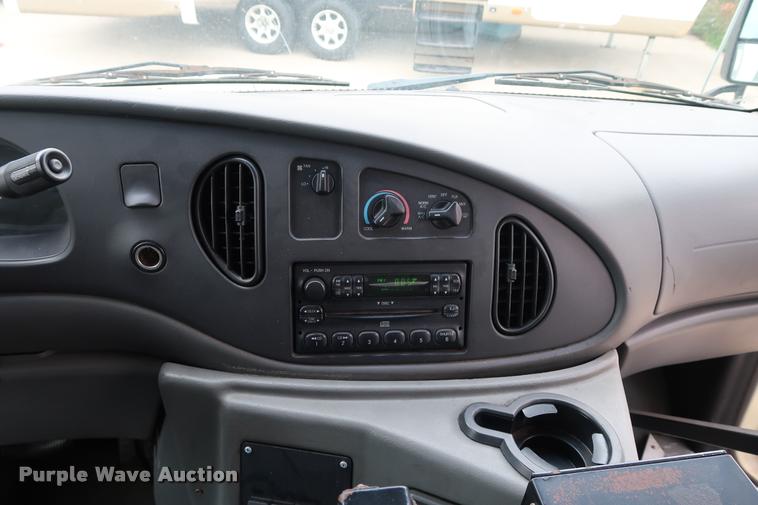 image for item DD1693 2004 Ford E450 shuttle bus