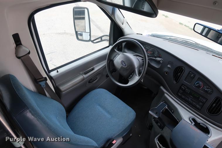 image for item DD1693 2004 Ford E450 shuttle bus